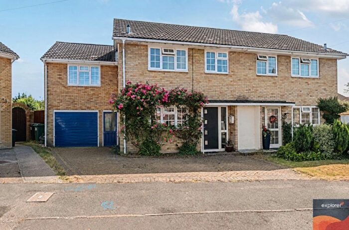 4 Bedroom Semi-Detached House For Sale In Midlane Close, Harrow Way, RG21