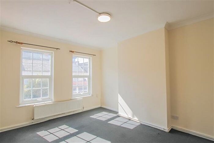 3 Bedroom Flat To Rent In Brent Street, Hendon, NW4