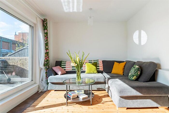 3 Bedroom Maisonette For Sale In Mandeville Street, Clapton, E5