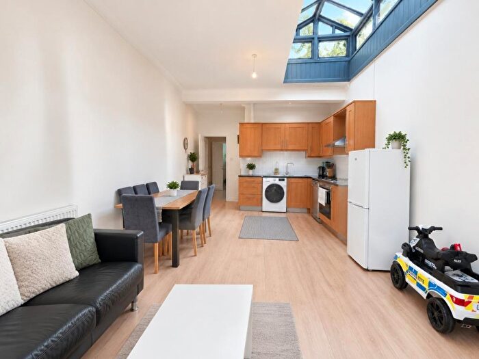 2 Bedroom Apartment To Rent In Green Lanes, Palmers Green, N13