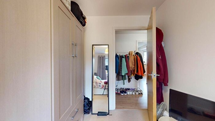 2 Bedroom Flat To Rent In Balham High Road, London, SW17