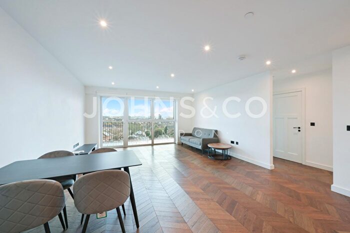 3 Bedroom Flat To Rent In Royal Exchange, Kingston Upon Thames, KT1