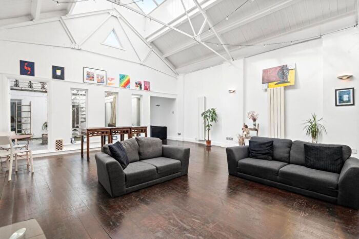 3 Bedroom Flat To Rent In Terretts Place, Islington, N1