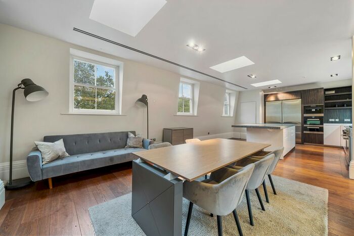 3 Bedroom Flat To Rent In Buckingham Gate, London, SW1E