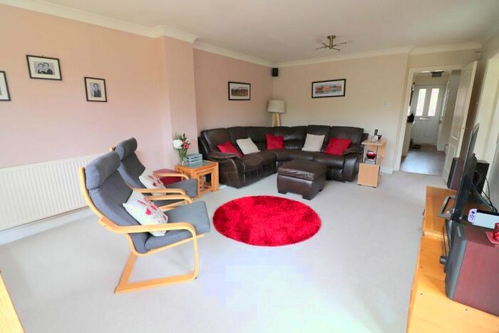 4 Bedroom Detached House For Sale In Launton Close, Luton, Bedfordshire, LU3