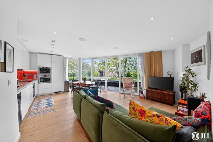 2 Bedroom Flat For Sale In Woodberry Grove London, N4