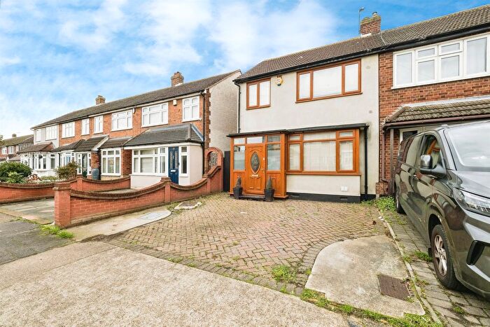 3 Bedroom End Terrace House For Sale In Newtons Close, Rainham, RM13