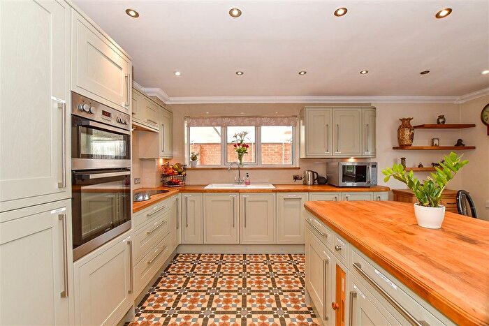 3 Bedroom Detached Bungalow For Sale In Orchard Glade, Headcorn, Kent, TN27