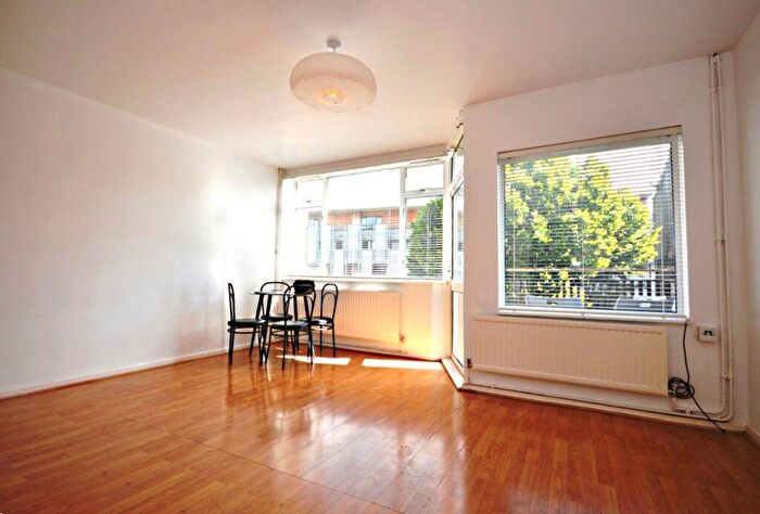 3 Bedroom Maisonette To Rent In Seagrave Close, Wellesley Street, E1