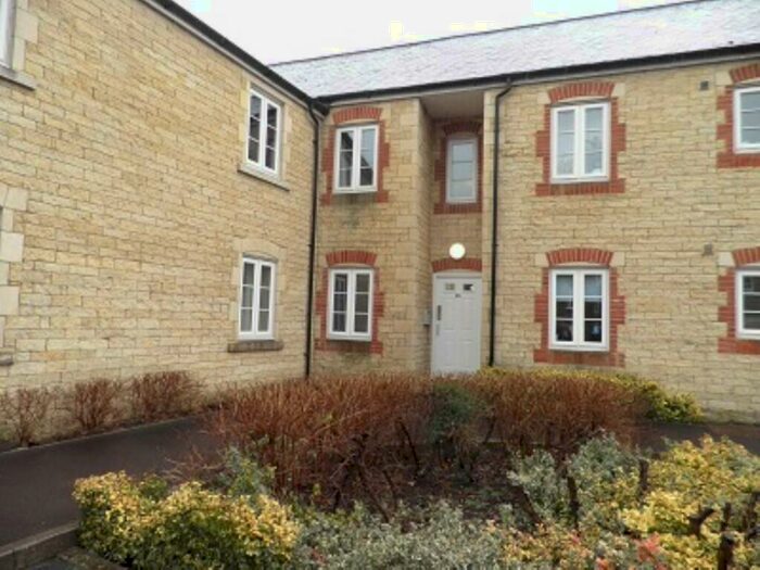 2 Bedroom Flat To Rent In Harris Close, Frome, Somerset, BA11