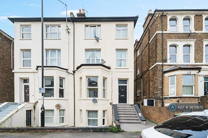 2 Bedroom Flat To Rent In Limes Grove, London, SE13