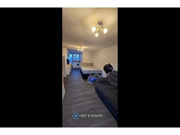 Studio To Rent In Kenilworth Avenue, Romford, RM3