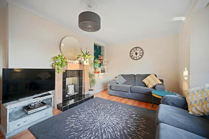 2 Bedroom Flat To Rent In Grand Drive, London, SW20