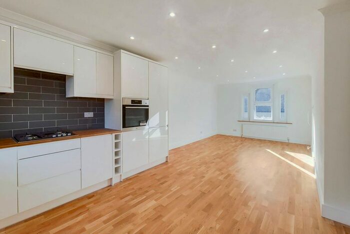 4 Bedroom Flat To Rent In Upper Richmond Road, West Putney, London, SW15