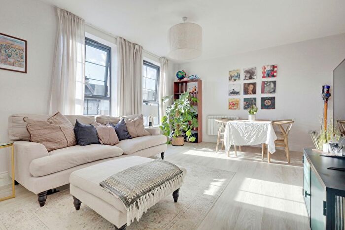 3 Bedroom Flat For Sale In Station Road, Leigh-On-Sea, SS9