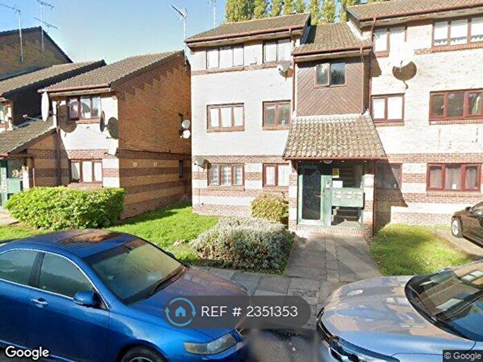 Studio To Rent In Harp Island Close, London, NW10