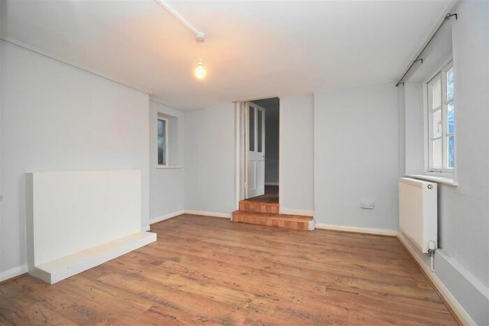 2 Bedroom Flat To Rent In Hampton Road, Twickenham, TW2