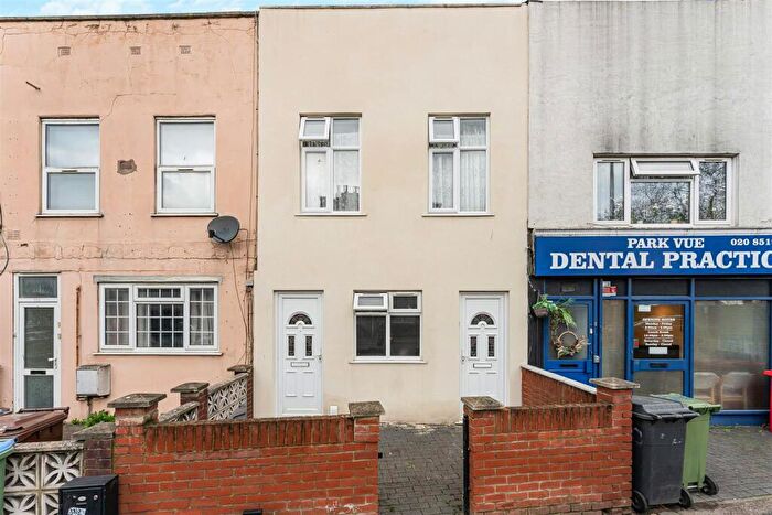 2 Bedroom Flat For Sale In Cann Hall Road, Leytonstone, E11