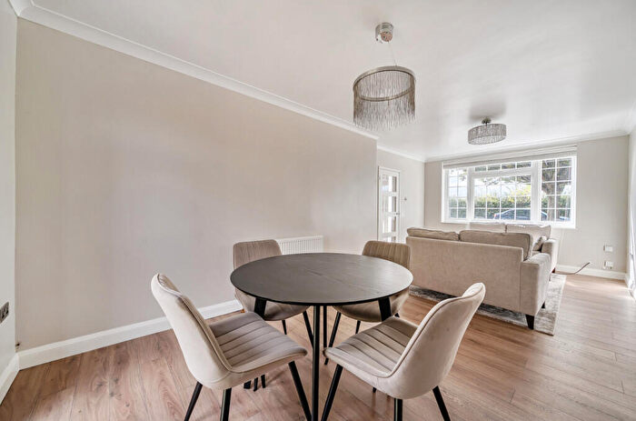 3 Bedroom End Of Terrace House For Sale In Chilwick Road, Slough, Berkshire, SL2