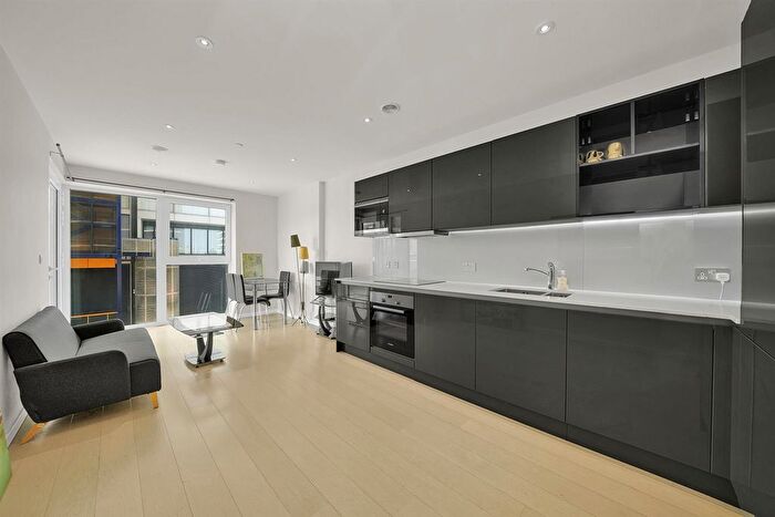 1 Bedroom Flat To Rent In Glasshouse Gardens, London, E20