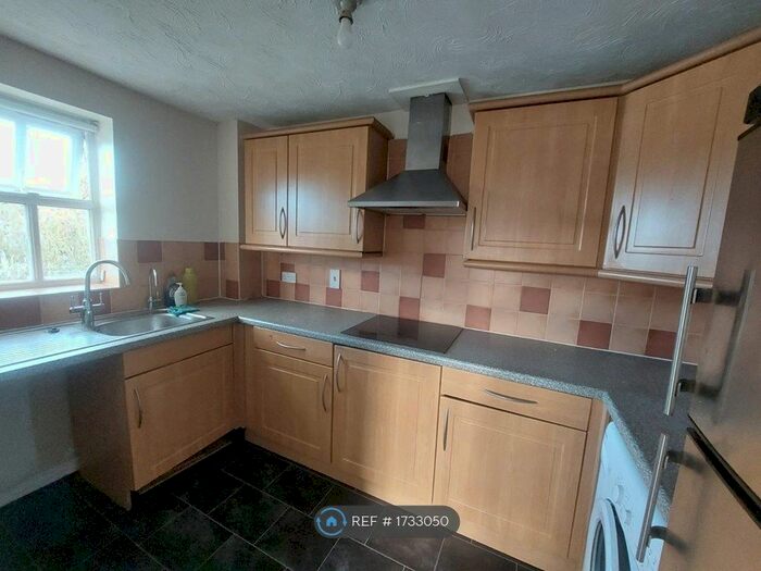 2 Bedroom Flat To Rent In Hurworth Avenue, Slough, SL3