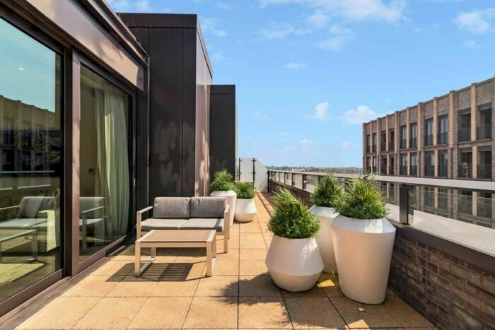 3 Bedroom Flat To Rent In Thornes House, The Residence, London, SW11