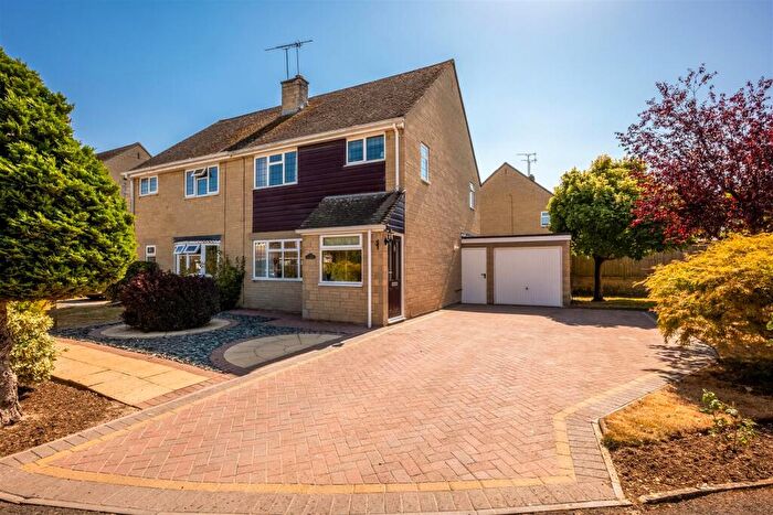 3 Bedroom Semi-Detached House For Sale In Poplar Farm Close, Milton-Under-Wychwood, OX7