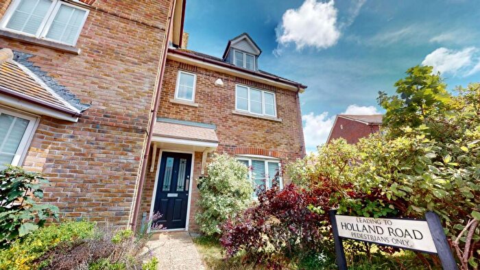 3 Bedroom Link Detached House To Rent In Wedgewood Road, Weymouth, DT4