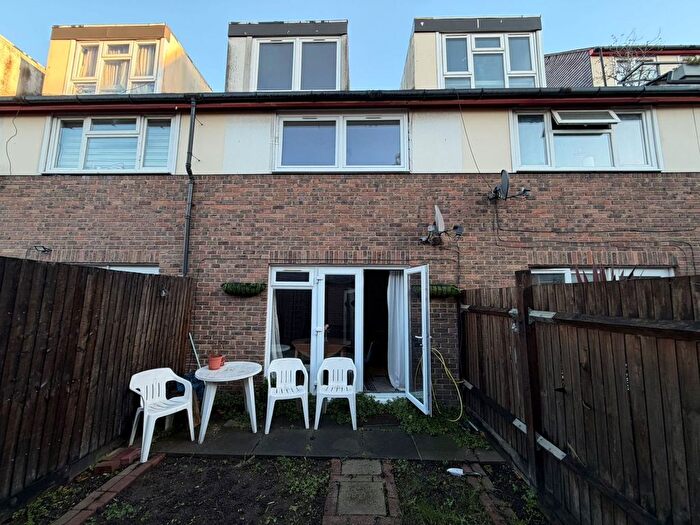 3 Bedroom Town House To Rent In Hazel Way, London, SE1