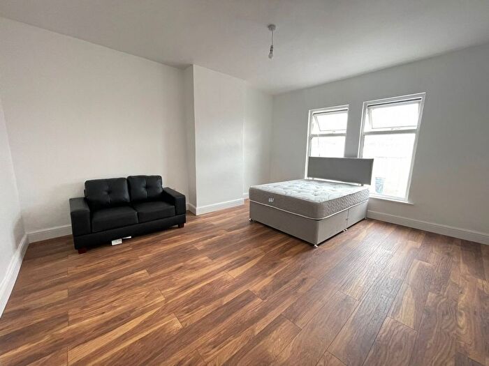 3 Bedroom Flat To Rent In Meanwood Road, Meanwood, Leeds, LS7
