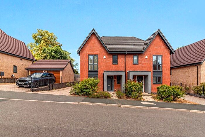 3 Bedroom Semi-Detached House For Sale In New House Farm Drive, Northfield, Birmingham, West Midlands, B31