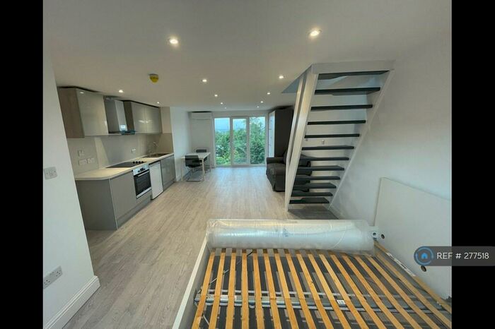 Studio To Rent In Wycombe Gardens, London, NW11