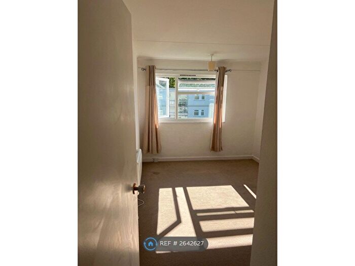 1 Bedroom Flat To Rent In Hornbeam Road, Buckhurst Hill, IG9