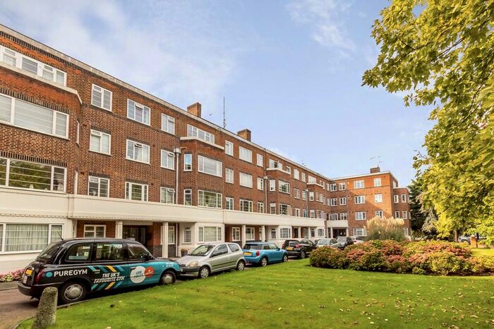 2 Bedroom Flat To Rent In Sheen Court, Richmond, TW10
