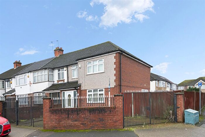 3 Bedroom Semi Detached House For Sale In Cheddar Waye, Hayes, UB4