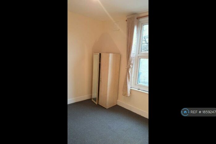 Studio To Rent In Holmdale Terrace, London, N15