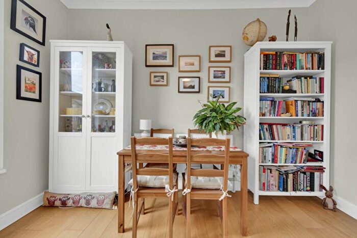 2 Bedroom Flat For Sale In Oliver Road, Leyton, E10
