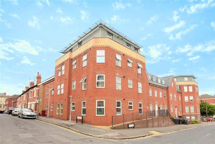 2 Bedroom Apartment To Rent In East View Place, East Street, Reading, Berkshire, RG1