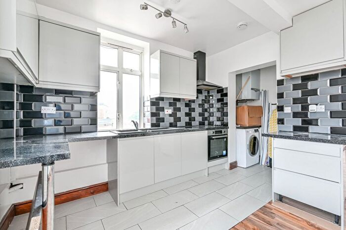 3 Bedroom Flat To Rent In Shacklewell Lane, Shacklewell, London, E8