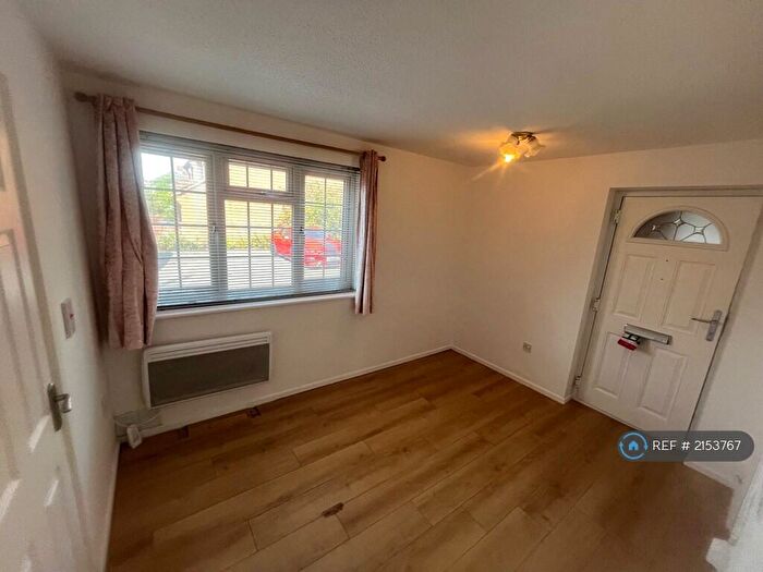 1 Bedroom Flat To Rent In Oak Close, Hinckley, LE10