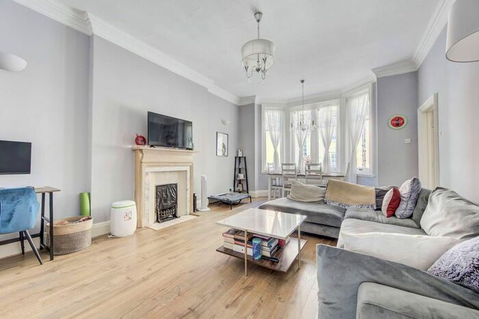 2 Bedroom Flat To Rent In Earls Court Square, Earls Court, London, SW5