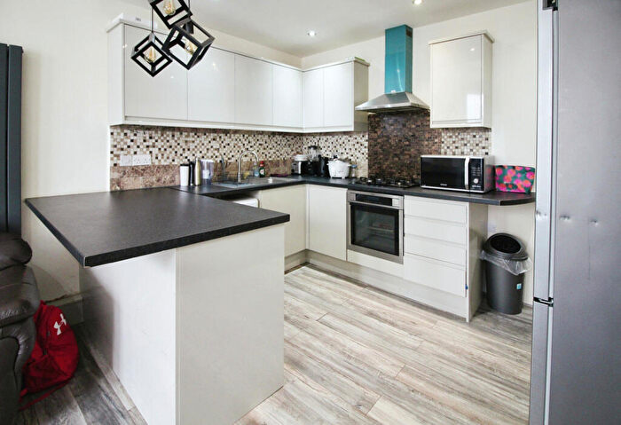 2 Bedroom Flat For Sale In Elgin Road, Ilford, Essex, IG3
