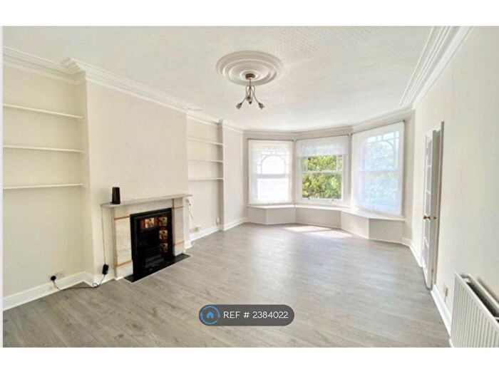 3 Bedroom Flat To Rent In Colney Hatch Lane, London, N10