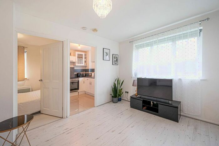 1 Bedroom Flat To Rent In Draycott Close, Brent Cross, London, NW2