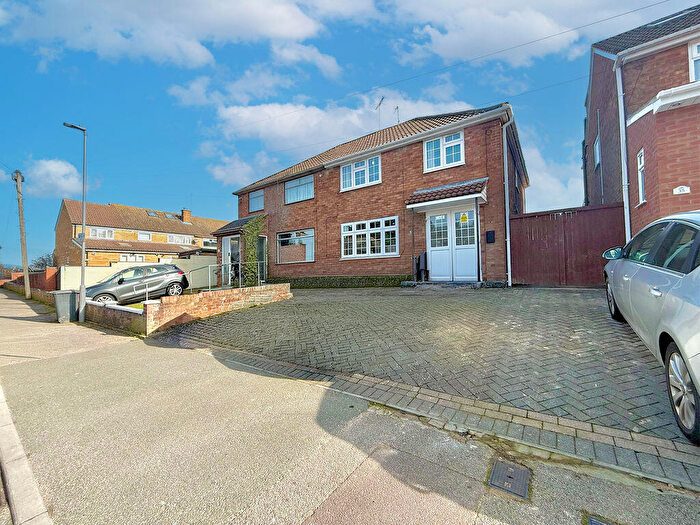 3 Bedroom Semi Detached House For Sale In Hayhurst Road, Luton, LU4