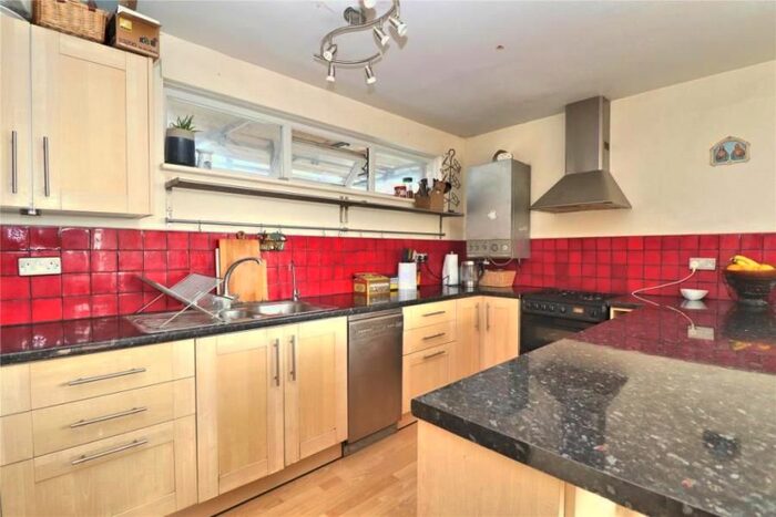 3 Bedroom Flat To Rent In Franklyn Road, Walton-On-Thames, KT12