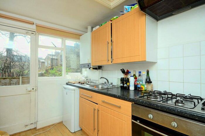 1 Bedroom Flat To Rent In Coldharbour Lane, Camberwell, London, SE5