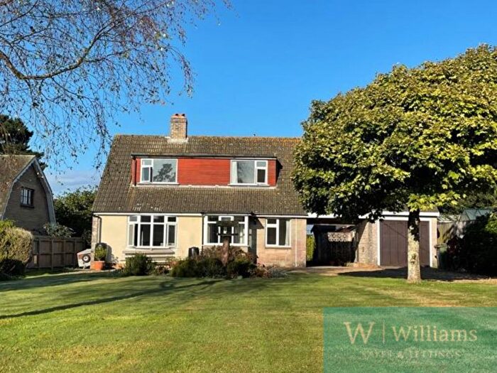 4 Bedroom Chalet For Sale In Pondcast Lane, Havenstreet, Ryde, PO33