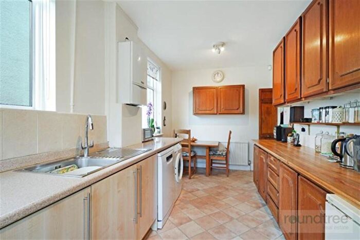 3 Bedroom House For Sale In Watford Way, Hendon, NW4