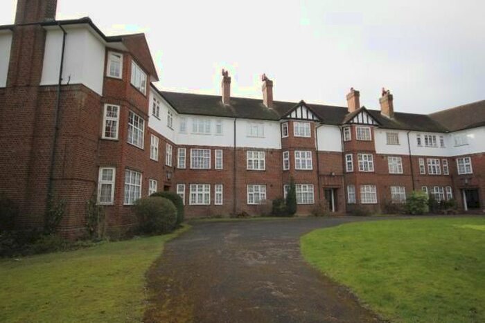 3 Bedroom Flat To Rent In The Green, London, N21
